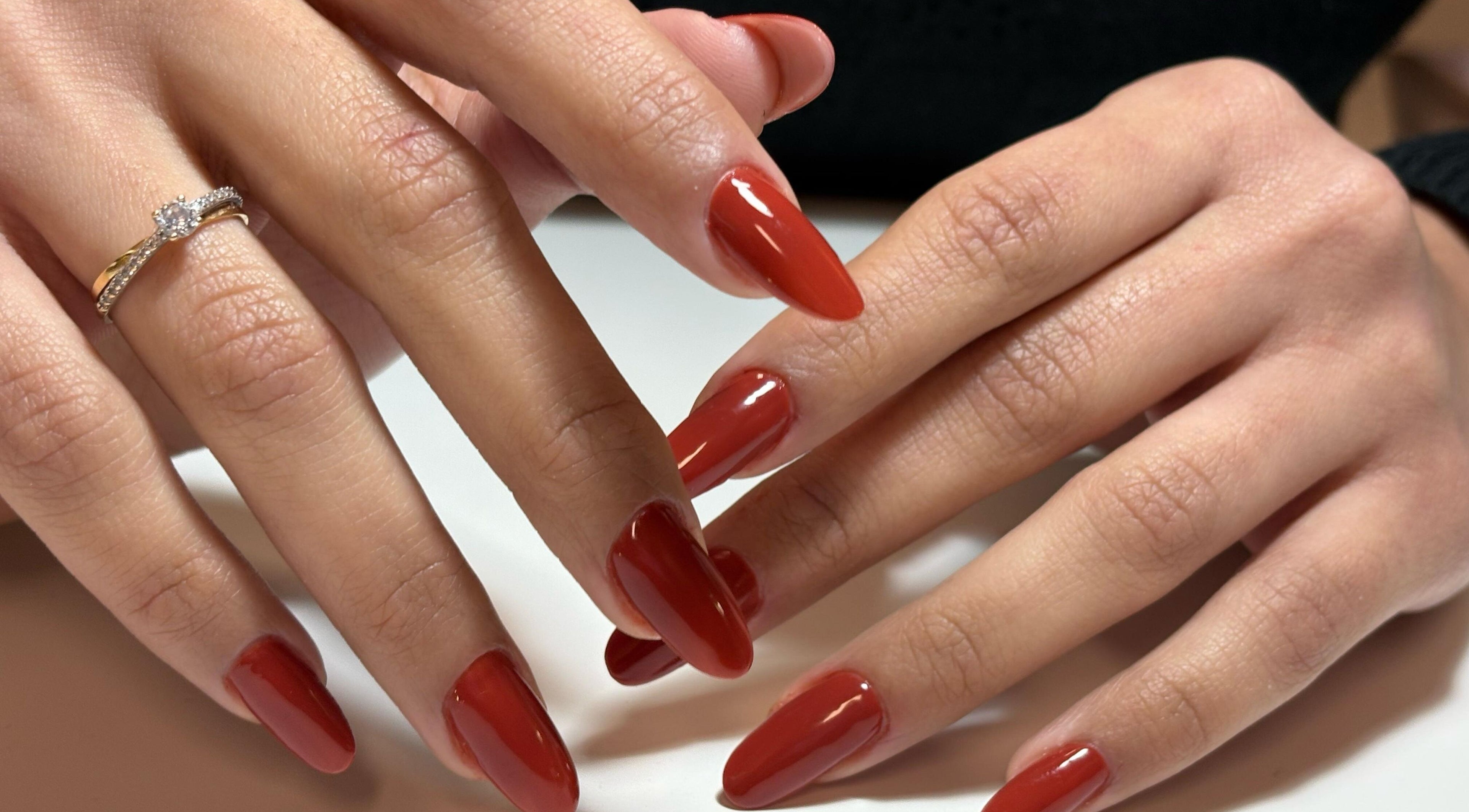 Unhas bem pintadas em vermelho em Bruna Duarte, Braga, Braga, PT.