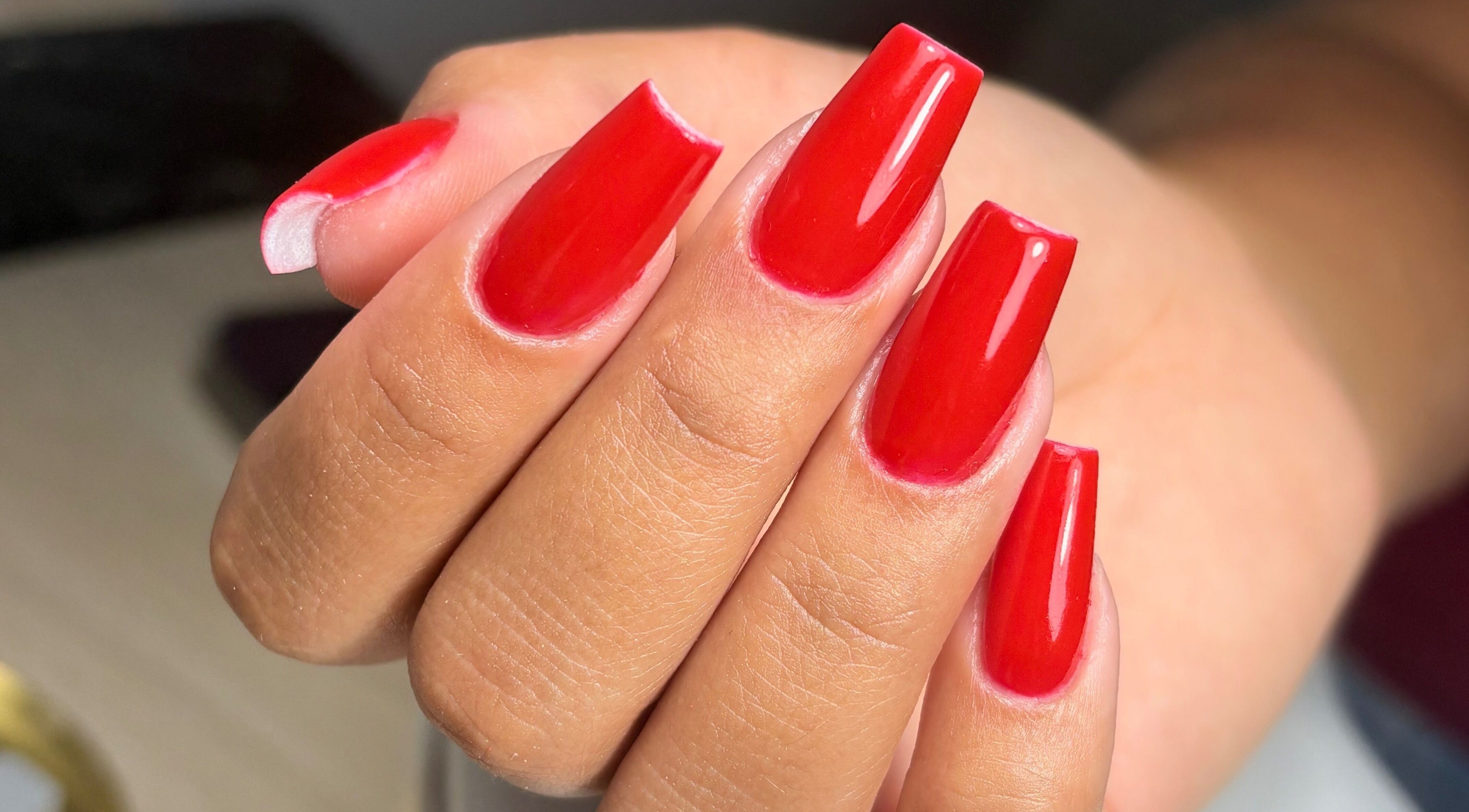 Unhas vermelhas elegantes no Bruna Duarte, Braga, Braga, PT. Brilho impecável e estilo moderno.