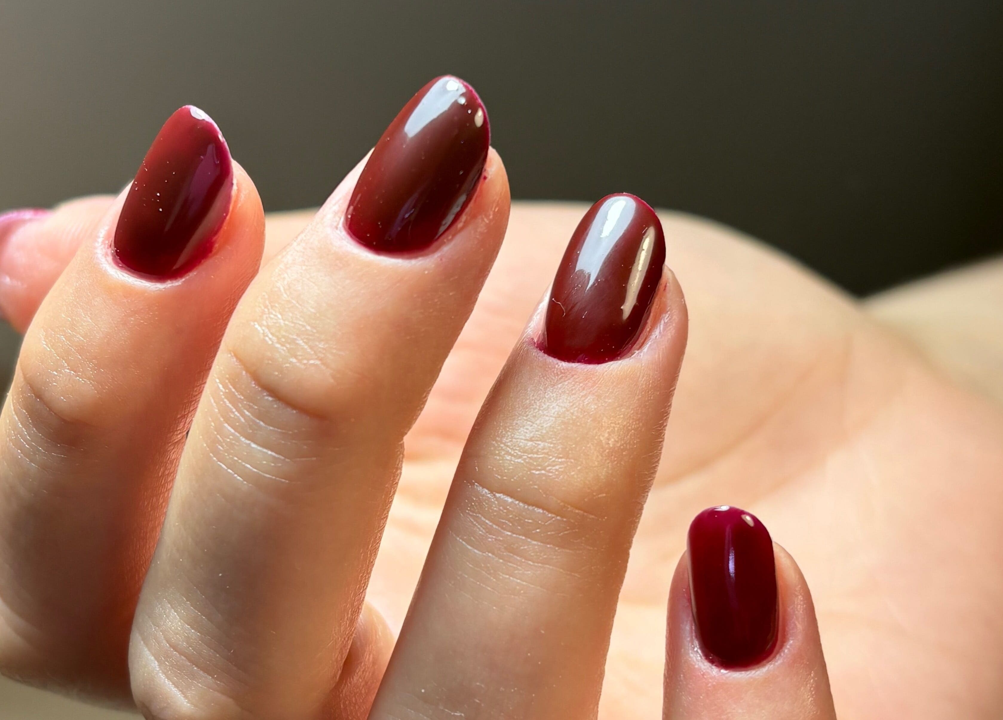 Unhas vermelhas brilhantes em Bruna Duarte, Braga, Braga, PT, destacando estilo e cuidado.