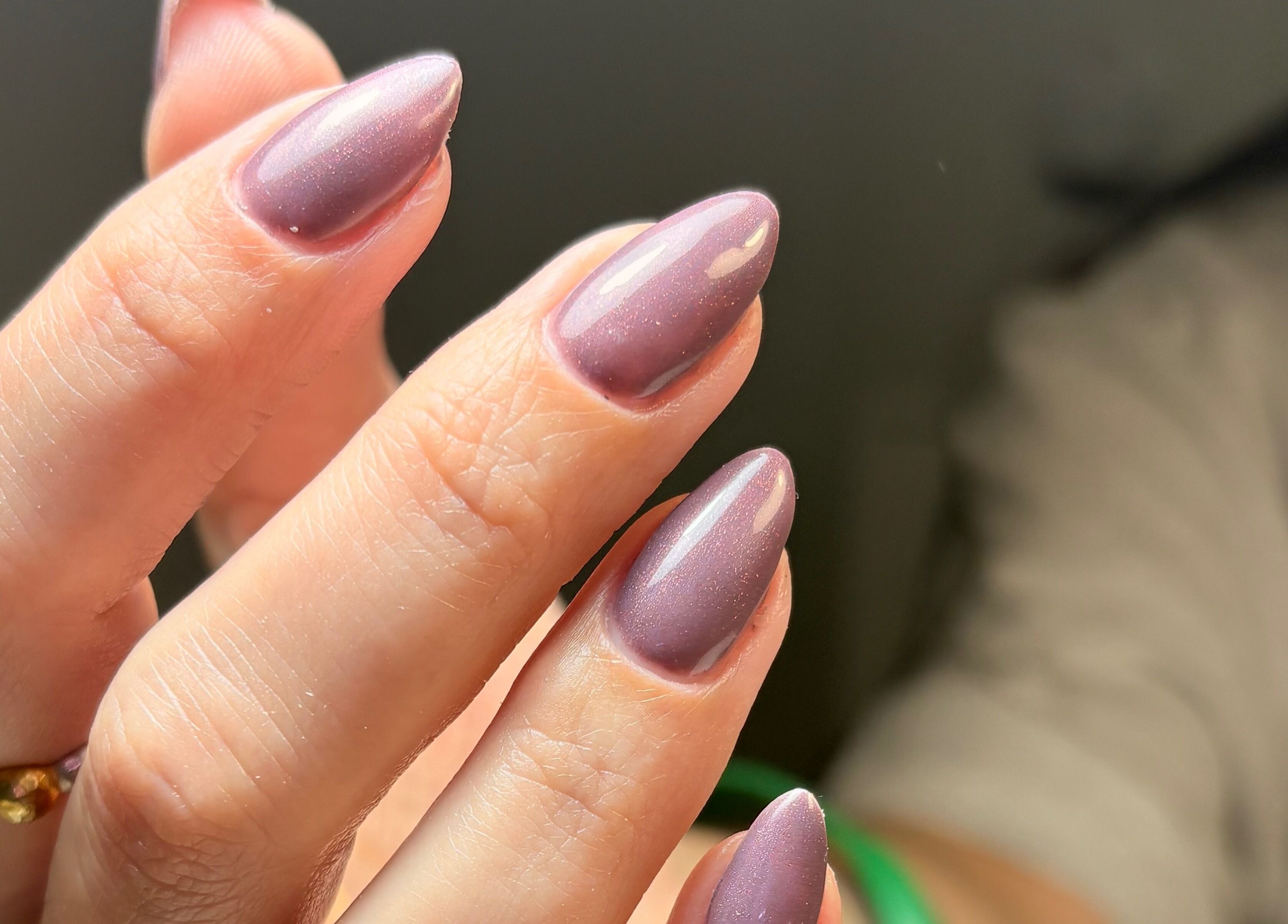 Unhas manicures elegantes em tons roxos no Bruna Duarte, Braga, Braga, PT.