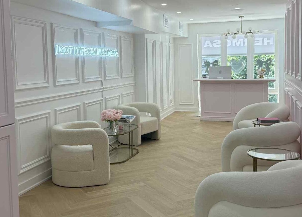 Sophisticated Mikado Aesthetics lobby in Toronto, Ontario, CA with plush seating and chic decor.