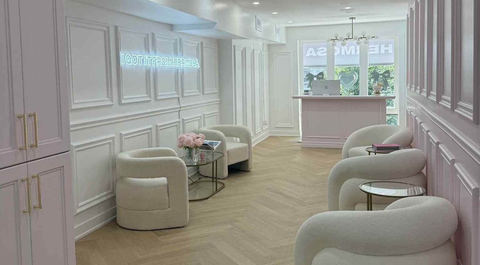 Sophisticated Mikado Aesthetics lobby in Toronto, Ontario, CA with plush seating and chic decor.