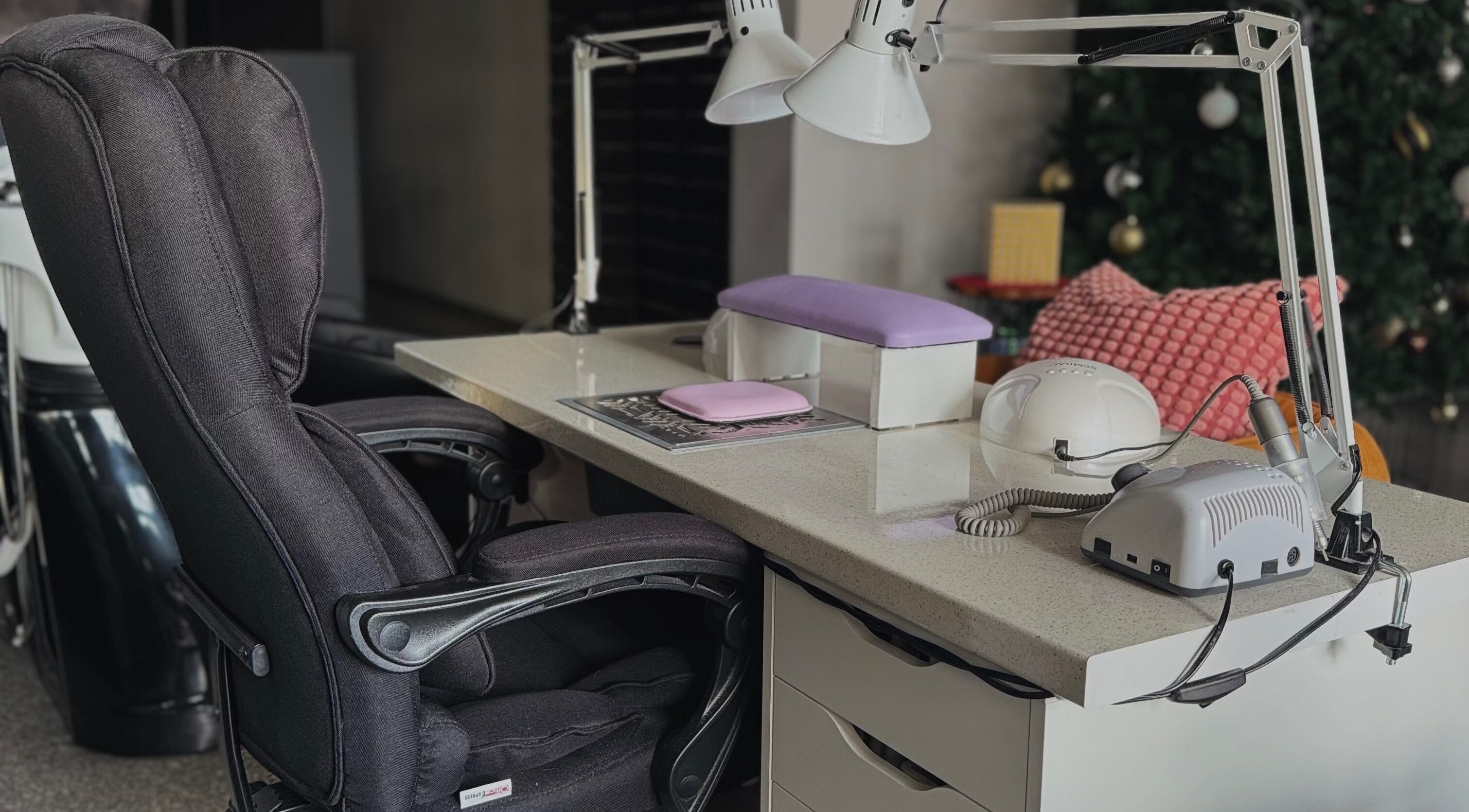 Маникюрна станция в AMARYNCE NAILS, София, София-град, BG с удобни столове и модерно оборудване.