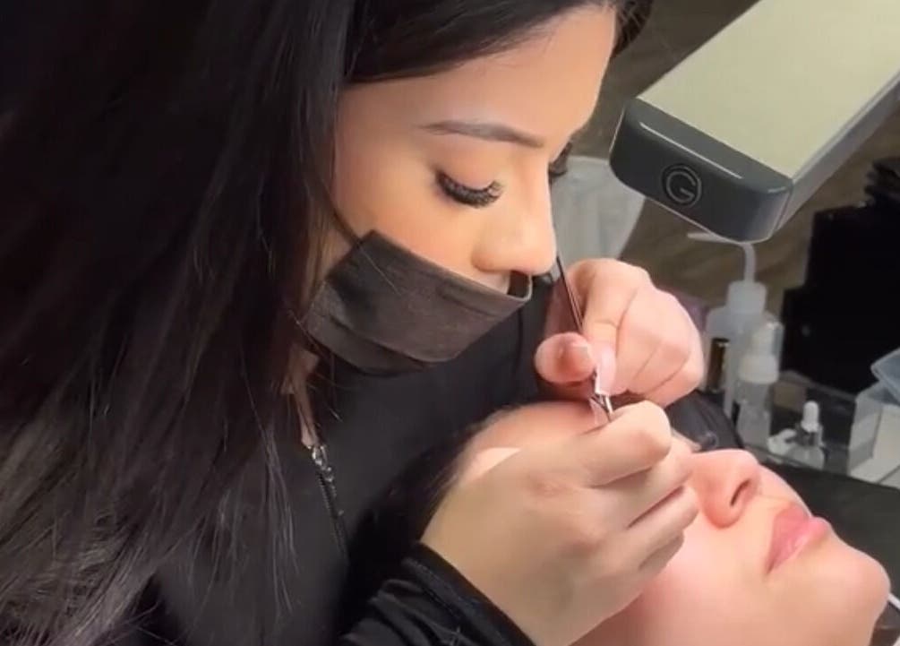 Technicienne appliquant des extensions de cils chez Lashes By Navarrita à Montréal, Québec, CA.