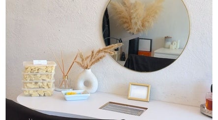 Espace chic chez Liyah Beauty, Châtenay-Malabry, Île-de-France, avec miroir rond et déco minimaliste.