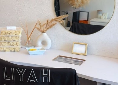 Coin esthétique à Liyah Beauty, Châtenay-malabry, Île-de-france, FR avec déco moderne et miroir élégant.