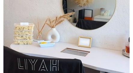 Coin esthétique à Liyah Beauty, Châtenay-malabry, Île-de-france, FR avec déco moderne et miroir élégant.