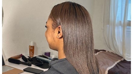 Coiffure lisse à Liyah Beauty, Châtenay-Malabry, Île-de-France, FR. Résultat professionnel brillant.
