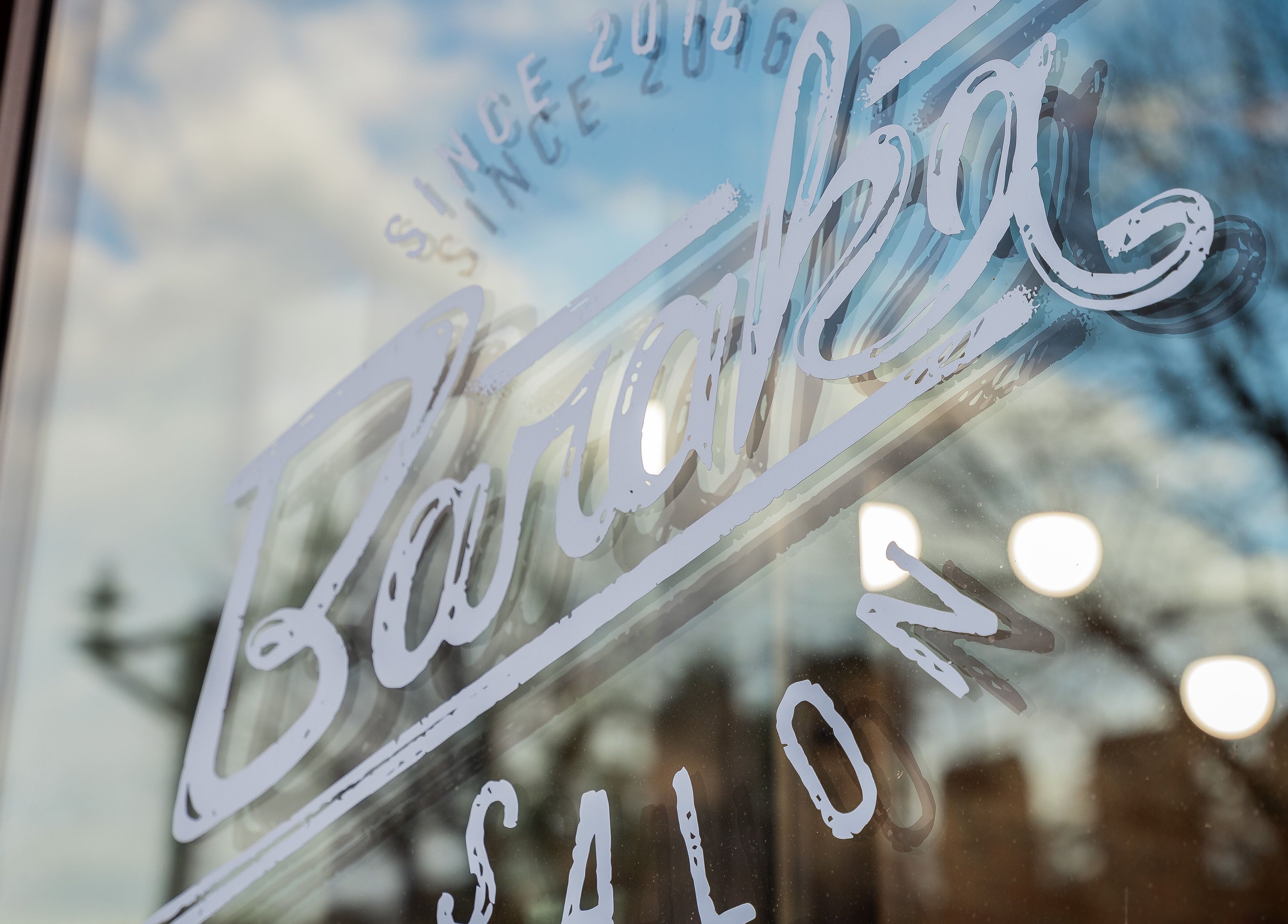 Vetrina di Baraka Salon a Este, Veneto, IT con logo elegante e riflessi di luce.