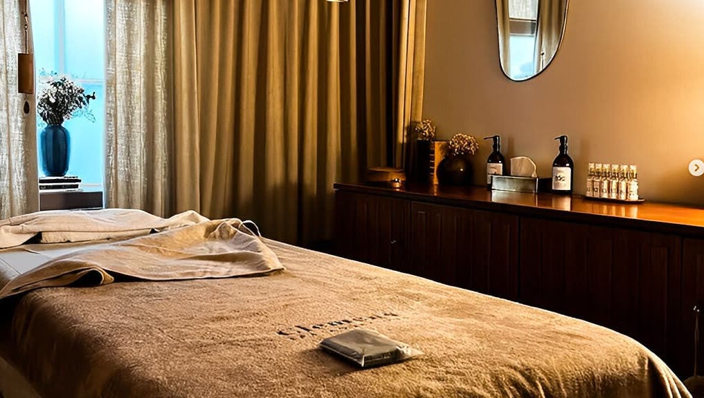 Salle de massage confortable chez Spa Clēmēns, Paris, Île-de-France, FR, avec lumière apaisante.