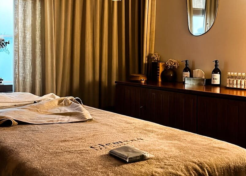 Salle de massage confortable chez Spa Clēmēns, Paris, Île-de-France, FR, avec lumière apaisante.