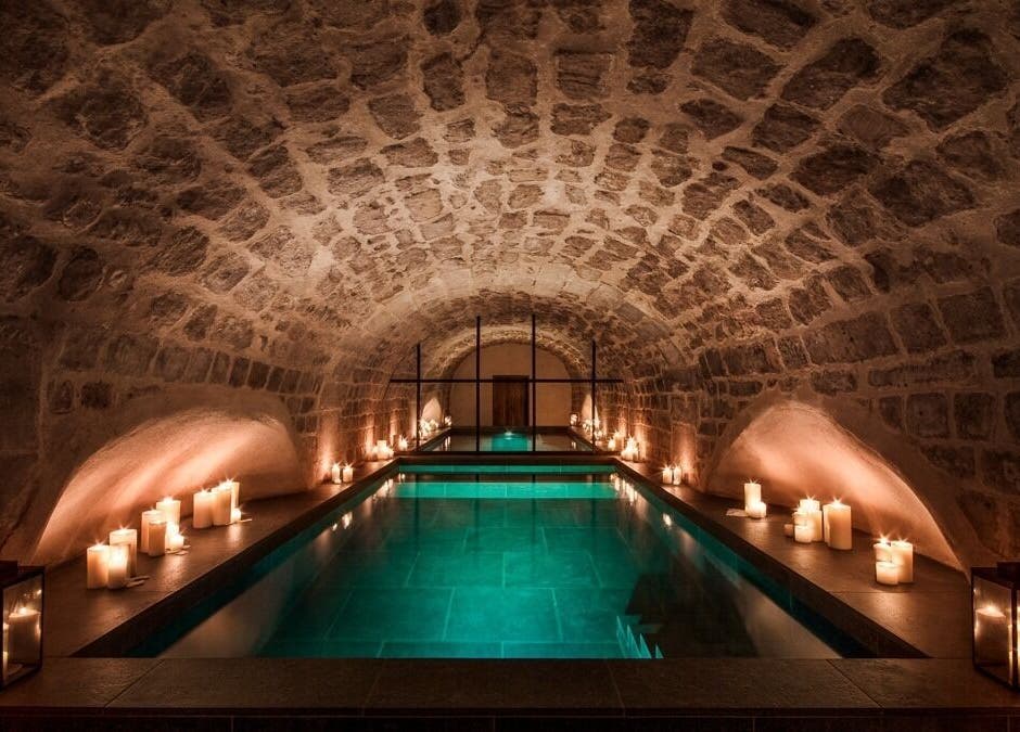 Piscine éclairée aux bougies à Spa Clēmēns, Paris, Île-de-France, FR.