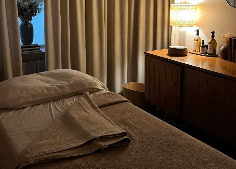 Salle de massage sereine chez Spa Clēmēns, Paris, Île-de-france, FR.
