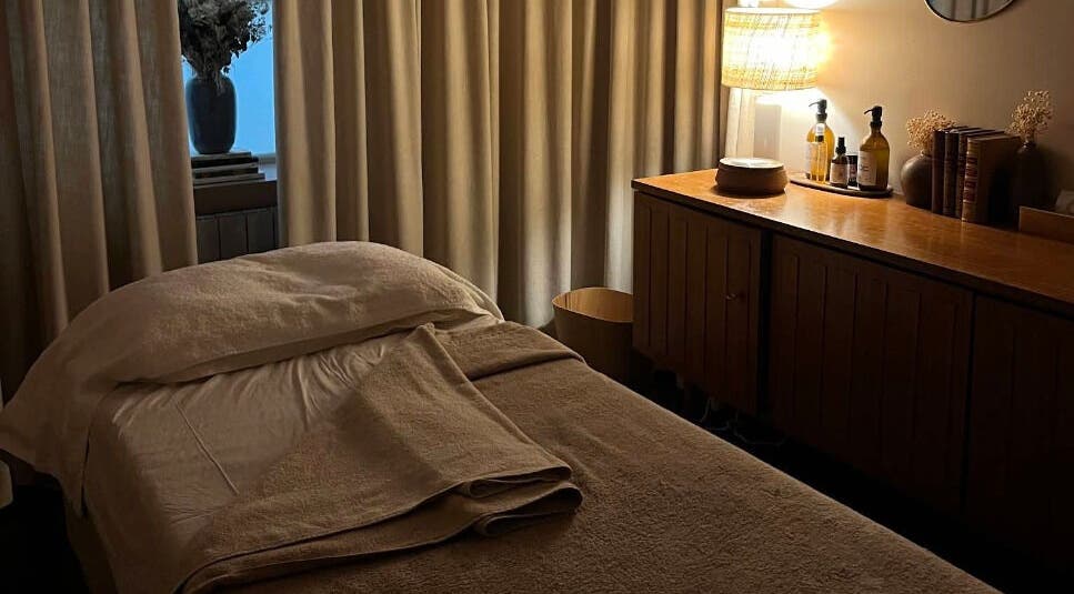 Salle de massage sereine chez Spa Clēmēns, Paris, Île-de-france, FR.