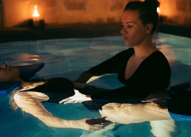 Séance de relaxation aquatique au Spa Clēmēns, Paris, Île-de-France, FR.