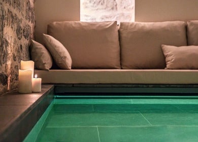 Espace détente avec bougies et piscine au Spa Clēmēns, Paris, Île-de-france, FR.