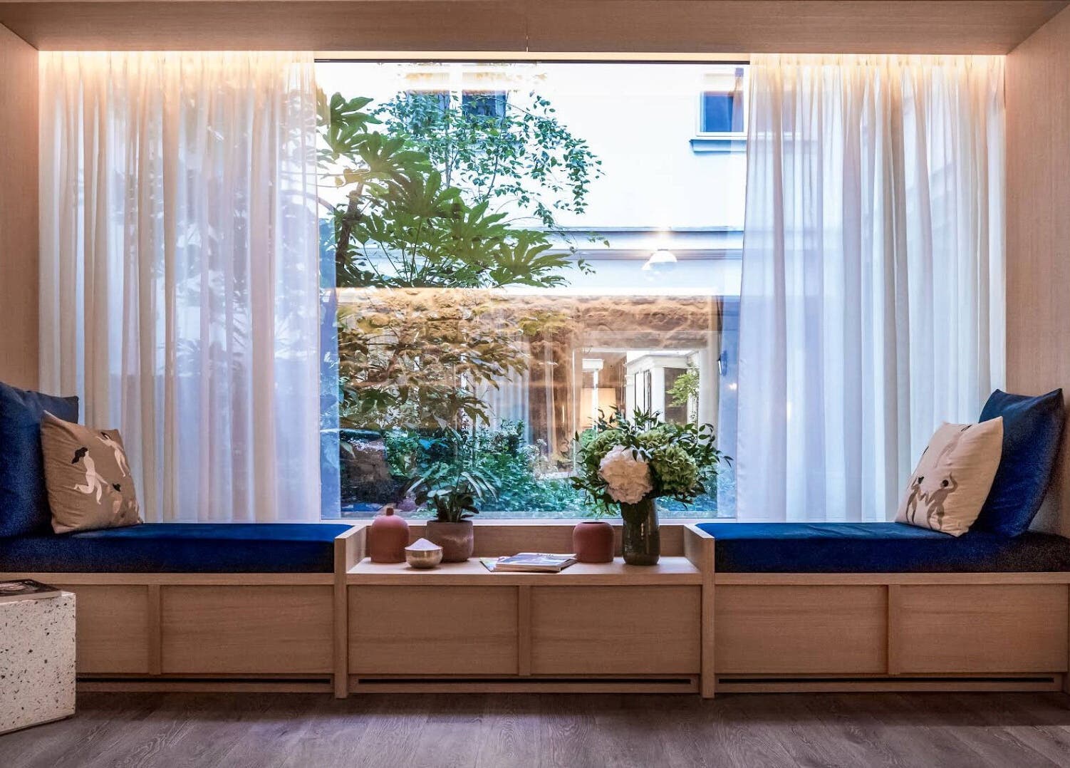 Coin détente avec vue jardin au Spa Clēmēns, Paris, Île-de-France, FR.