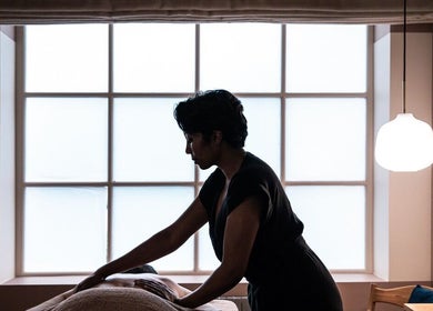 Massage relaxant à Spa Clēmēns, Paris, Île-de-France, FR. Lumière apaisante et bien-être assuré.