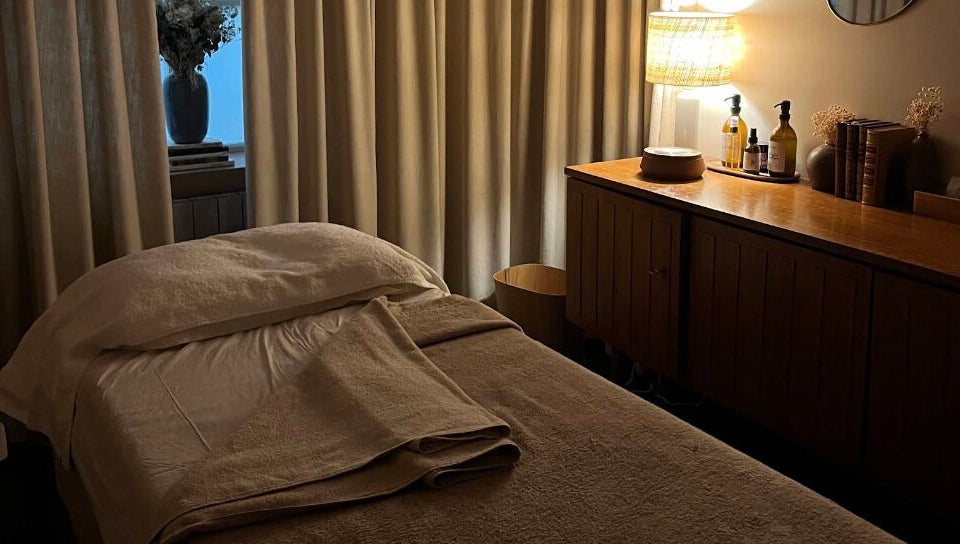 Salle de massage paisible au Spa Clēmēns, Paris, Île-de-France, FR.