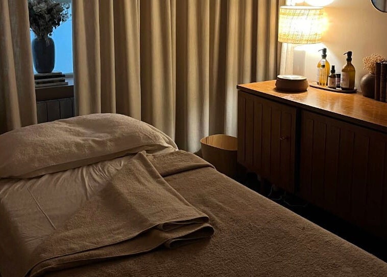 Salle de massage paisible au Spa Clēmēns, Paris, Île-de-France, FR.