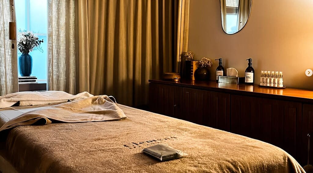 Table de massage élégante chez Spa Clēmēns, Paris, Île-de-France, FR, avec éclairage doux.