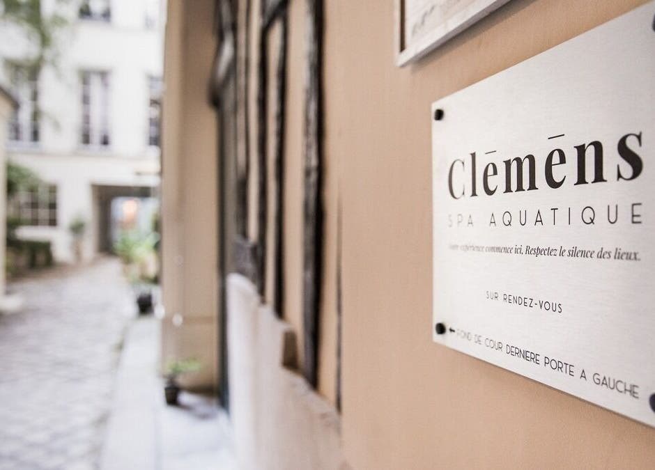 Plaque de bienvenue du Spa Clēmēns à Paris, Île-de-France, FR, dans une cour paisible.