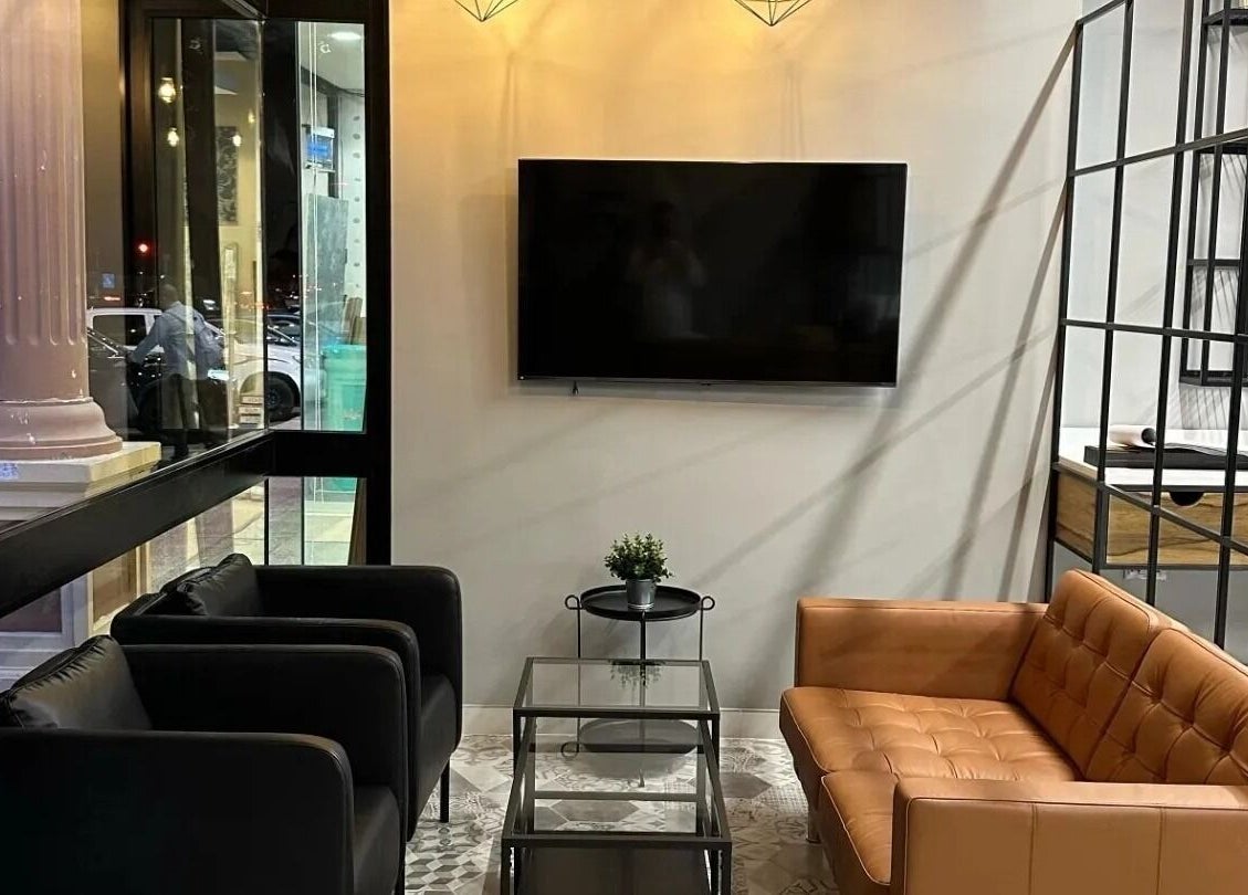 Stylish waiting area at Yousef Afandi-Shiekh Zayed in Giza Governorate, featuring elegant seating and decor.