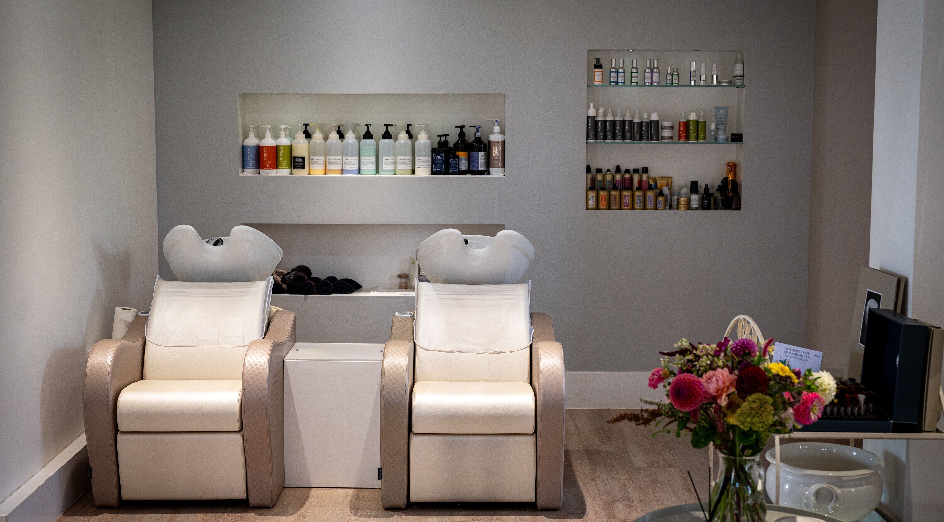 Luxurious washchairs at Red Barn Retreat, Brackley, England, GB, equipped with premium haircare products.