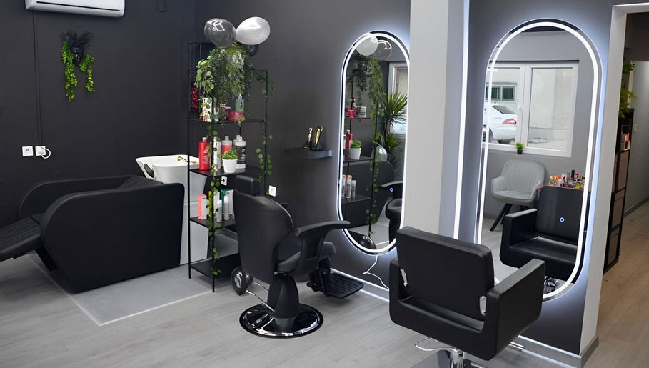 Elegant interijer salona Mystic Hair Tech u Metkoviću, opremljen modernim ogledalima i udobnim sjedalima.
