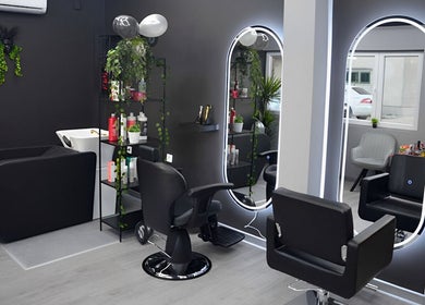 Elegant interijer salona Mystic Hair Tech u Metkoviću, opremljen modernim ogledalima i udobnim sjedalima.