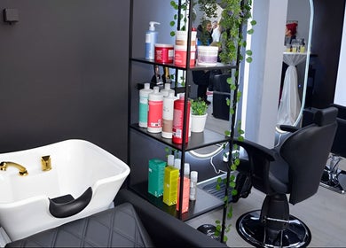 Moderan kutak za uljepšavanje u Mystic Hair Tech, Metković, sa zlatnim detaljima i izborom proizvoda.