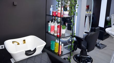 Moderan kutak za uljepšavanje u Mystic Hair Tech, Metković, sa zlatnim detaljima i izborom proizvoda.