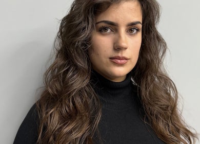 Elegantan stil valova u kosi klijentice u salonu Mystic Hair Tech, Metković, Dubrovačko-neretvanska Županija, HR.