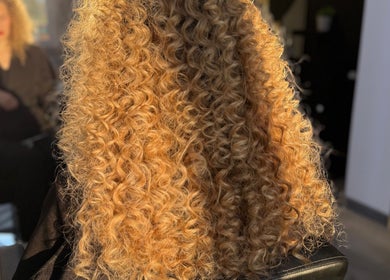 Prekrasna kovrčava kosa s intenzivnim volumenom u salonu Mystic Hair Tech, Metković, Dubrovačko-neretvanska Županija, HR.