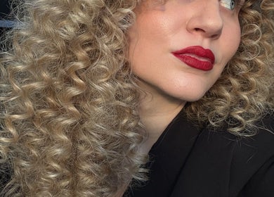 Kovrčava frizura uz crveni ruž u Mystic Hair Tech, Metković, Dubrovačko-neretvanska Županija, HR.