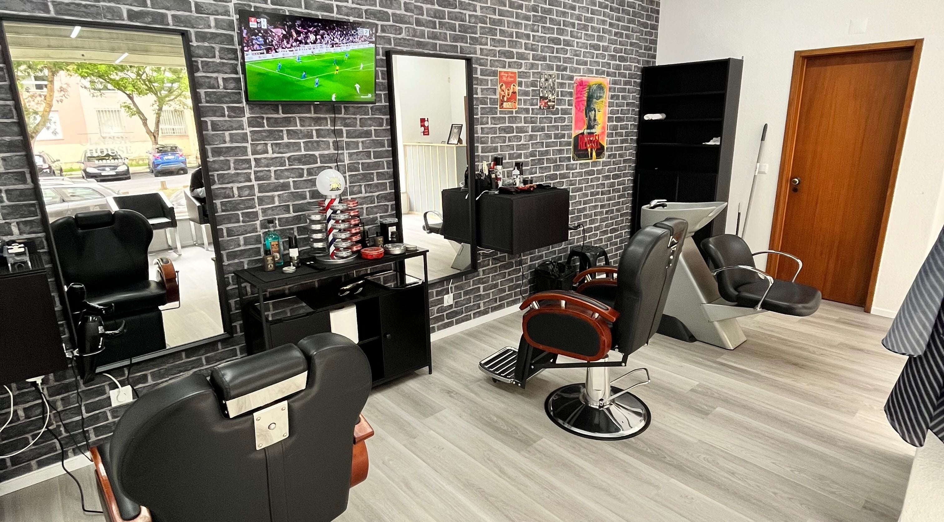 Interior moderno de The Classic House Barbearia em Lisboa, Lisboa, PT, com decoração elegante e cadeiras confortáveis.