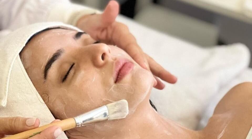 Tratamiento facial en Magra By Vanessa Schiavo, Samborondón, Guayas, EC, para una piel radiante.