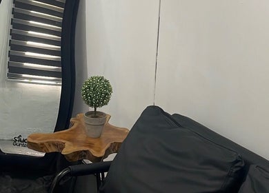 Stylish waiting area at StudioGunteng, Cheras, Wilayah Persekutuan Kuala Lumpur, MY with mirror and cozy seating.