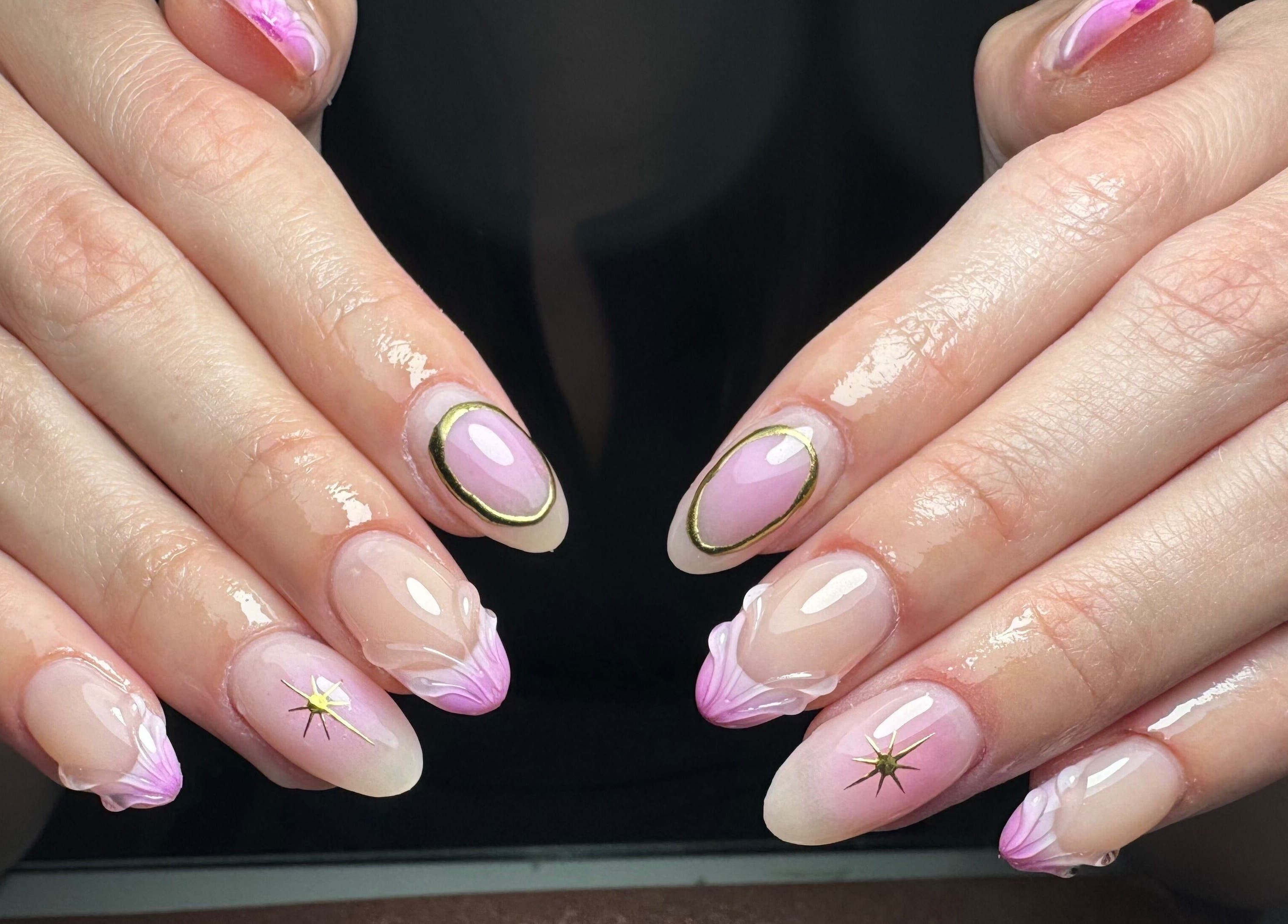 Manicura elegante en Dja Nails, Heredia, Heredia, CR con diseño artístico rosado y dorado.