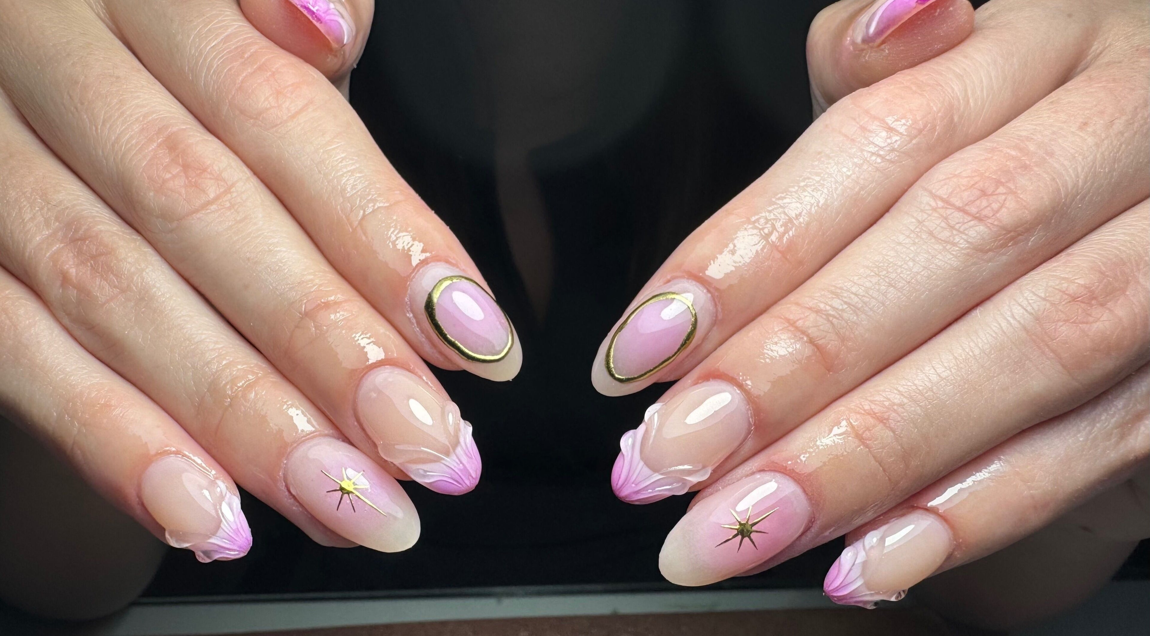 Manicura elegante en Dja Nails, Heredia, Heredia, CR con diseño artístico rosado y dorado.