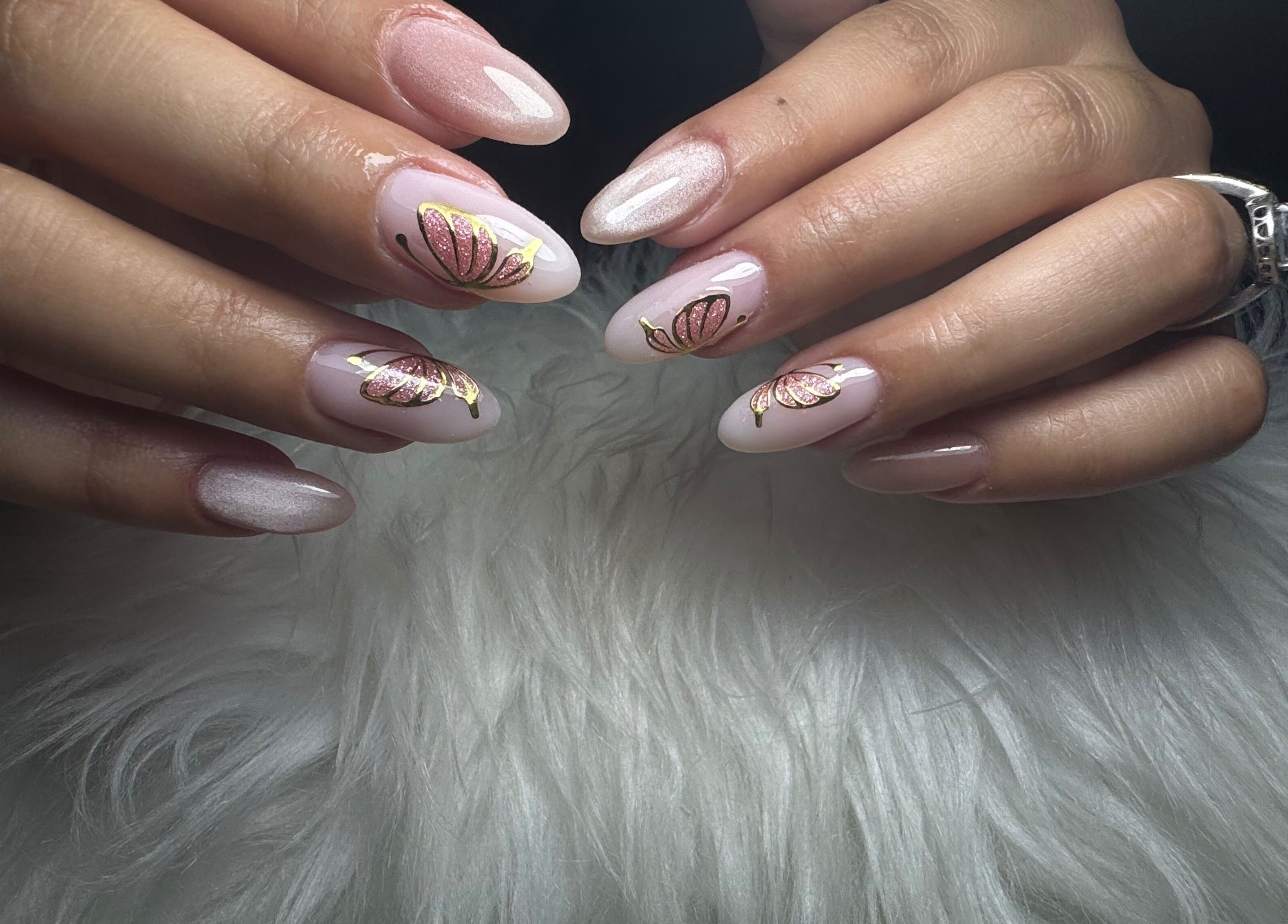 Hermosas uñas con diseño floral en Dja Nails, Heredia, Heredia, CR.