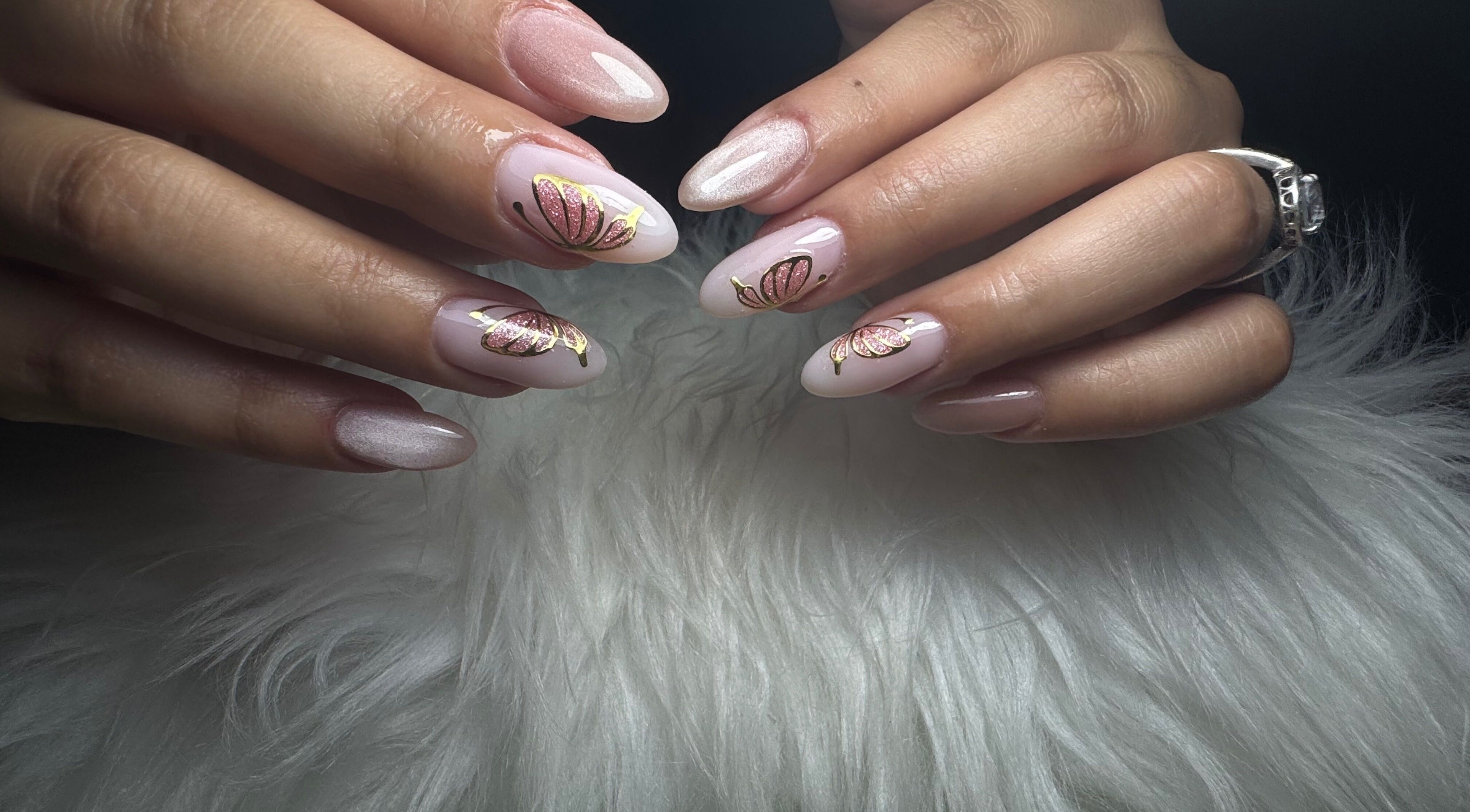 Hermosas uñas con diseño floral en Dja Nails, Heredia, Heredia, CR.