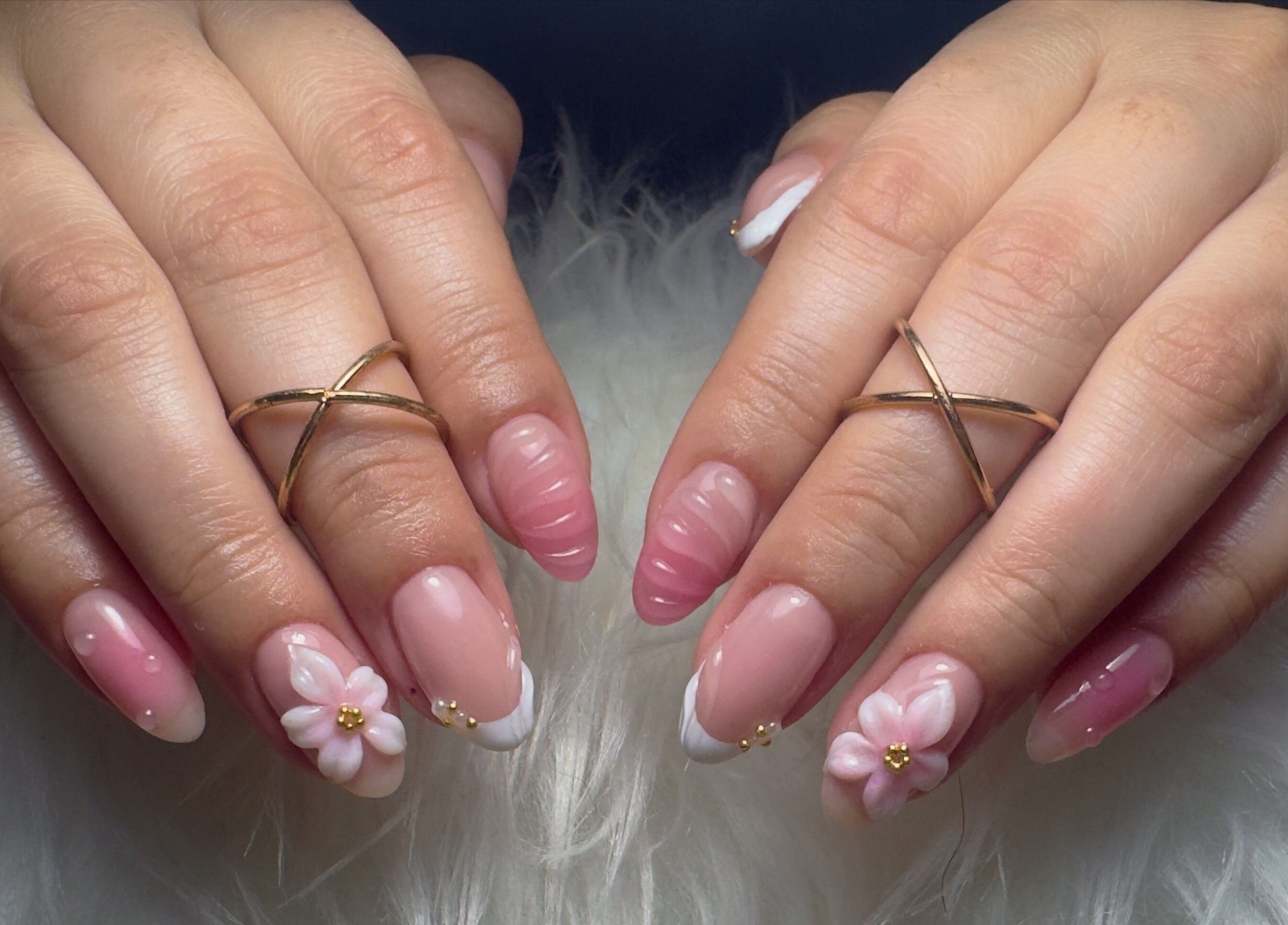 Diseño de uñas florales en Dja Nails, Heredia, Heredia, CR, con estilo elegante en tonos rosados.
