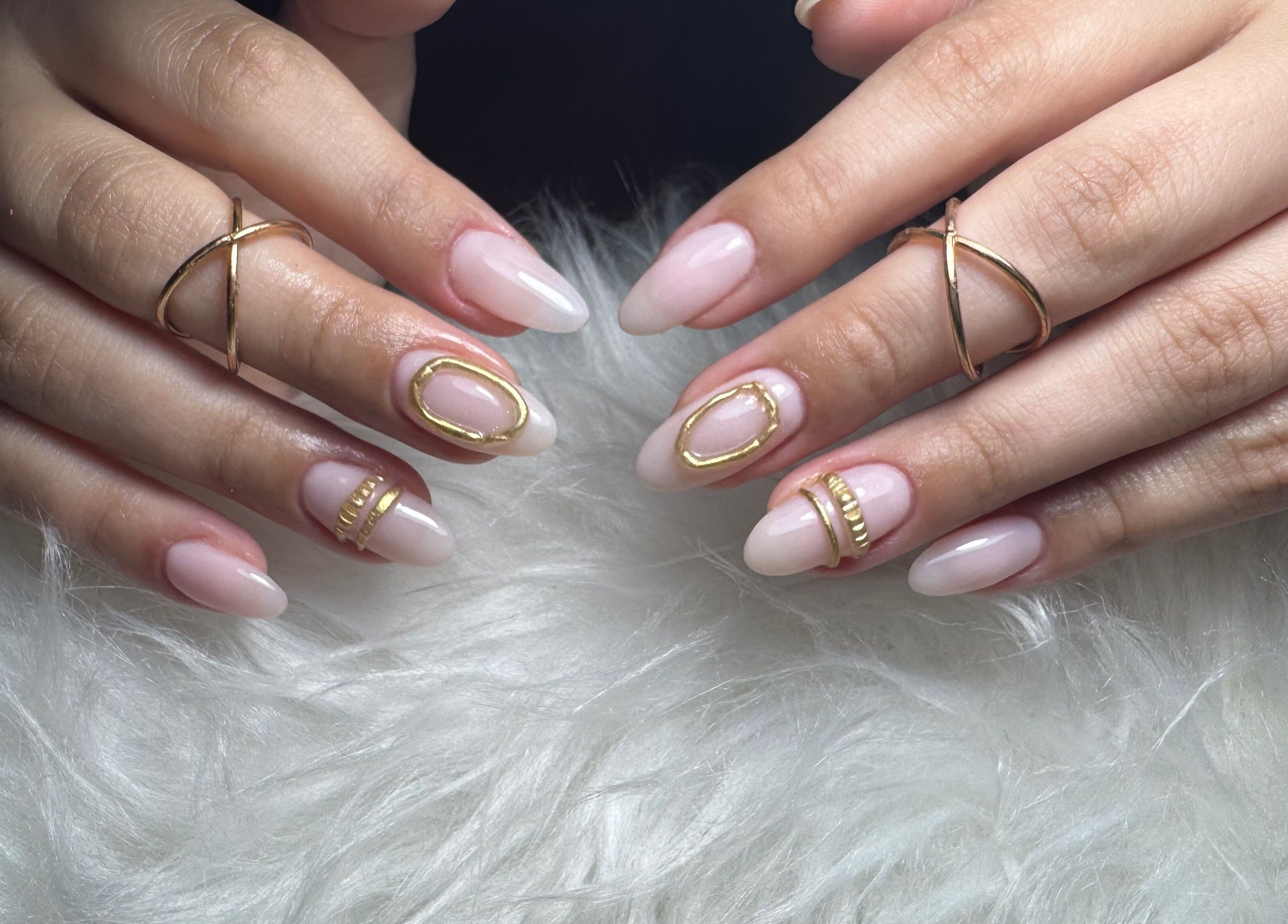 Uñas elegantes con anillos dorados en Dja Nails, Heredia, Heredia, CR.