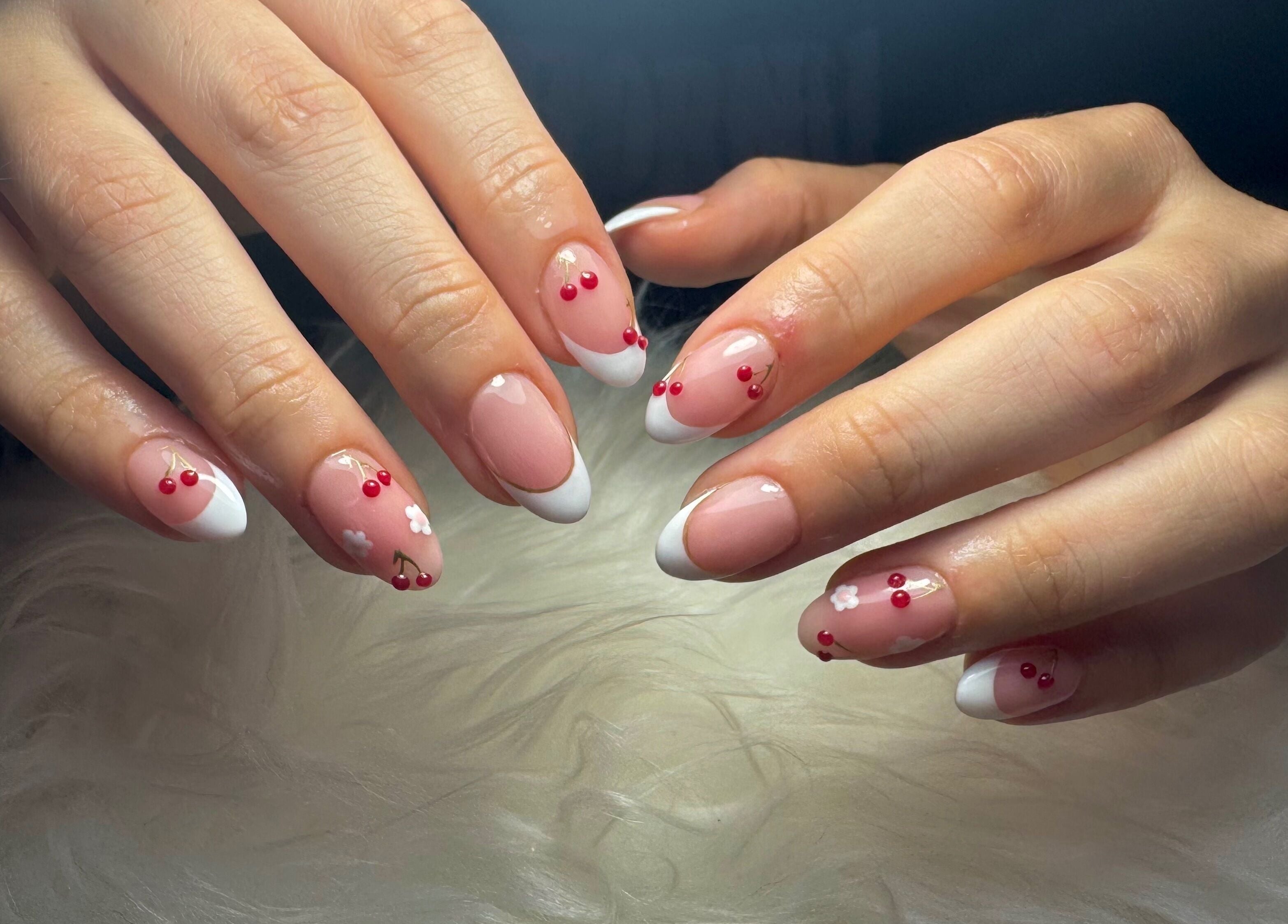 Uñas decoradas estilo francés con cerezas en Dja Nails, Heredia, Heredia, CR.