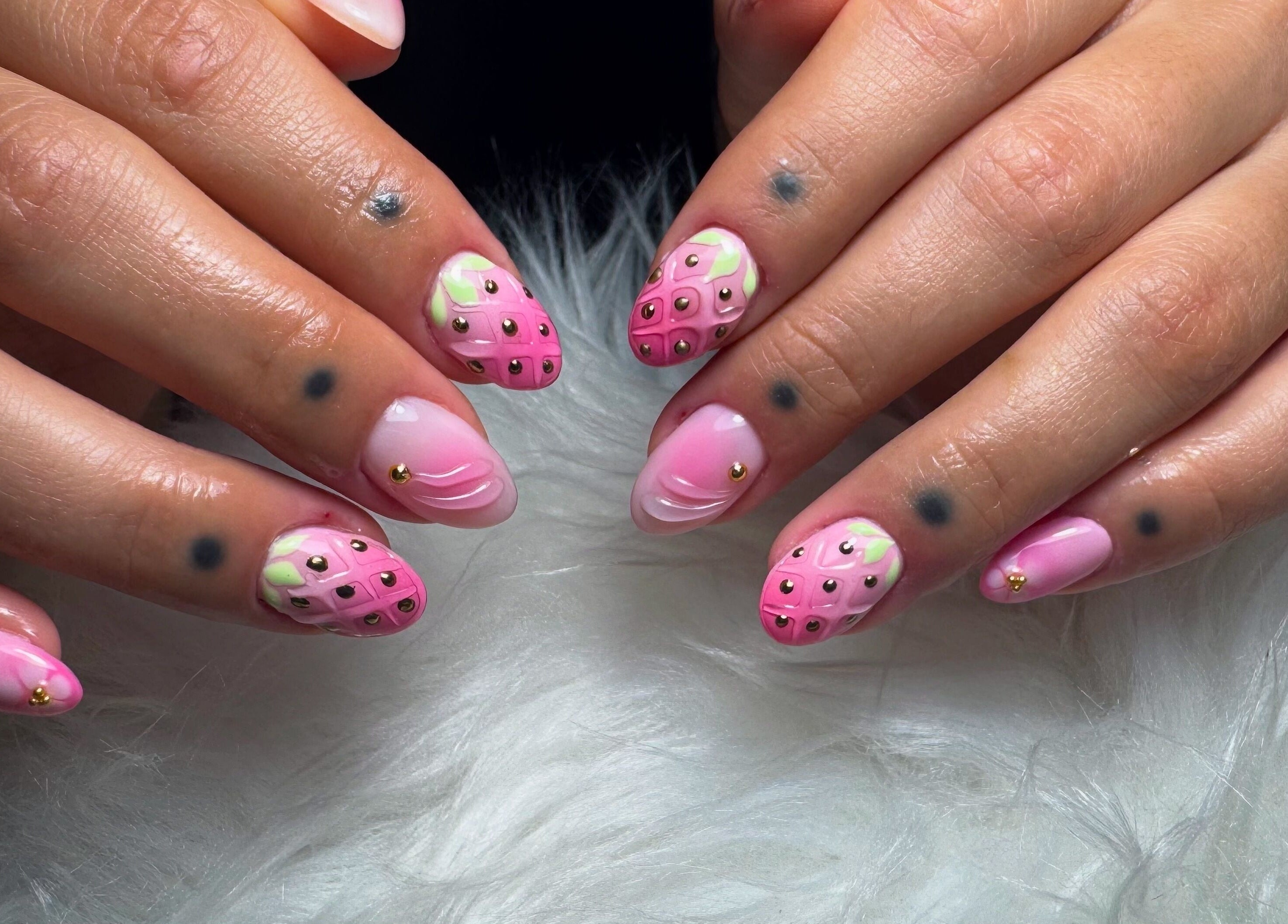 Elegante diseño de uñas en Dja Nails, Heredia, Heredia, CR. Estilo moderno y creativo en tonos rosas con detalles.