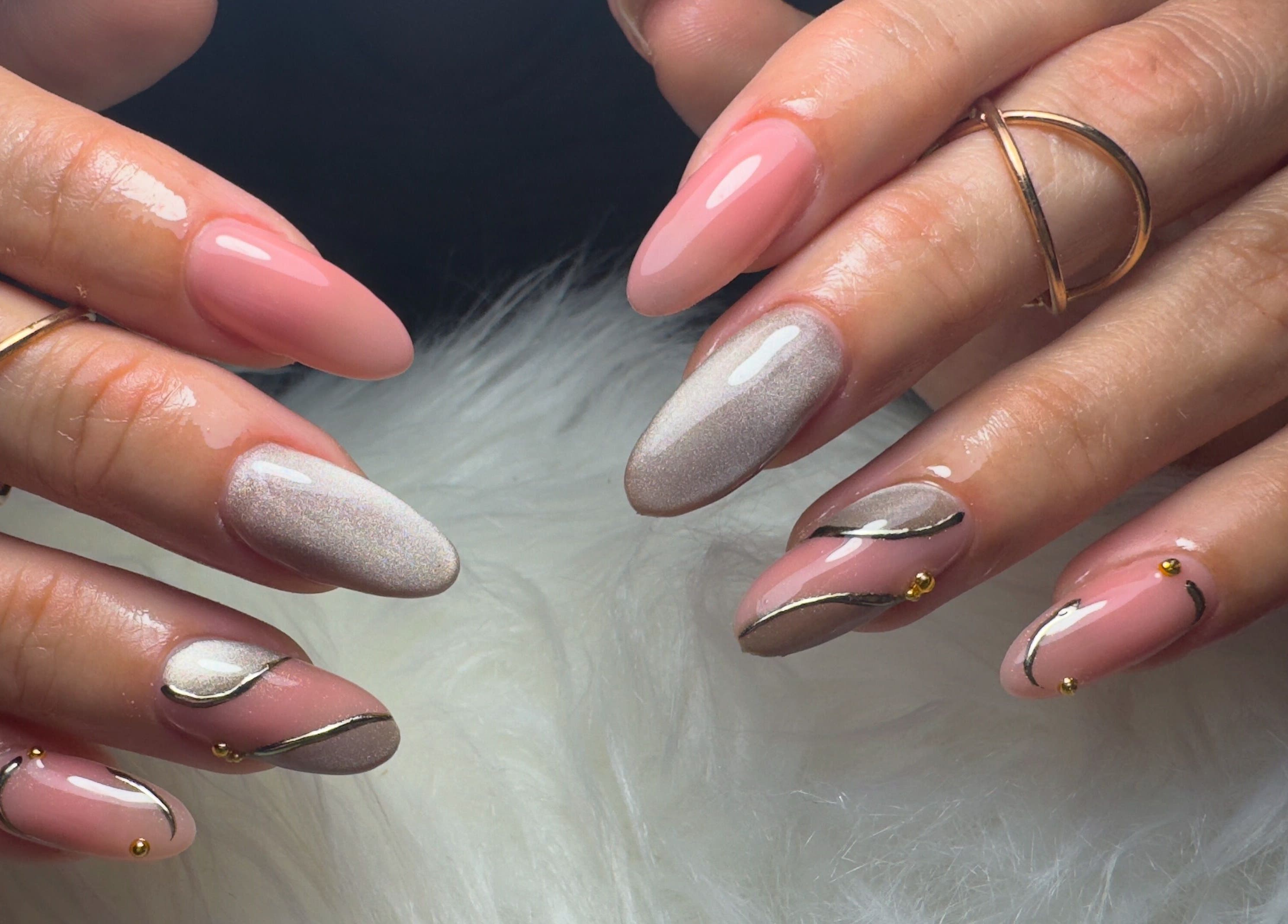Diseño de uñas elegante en Dja Nails, Heredia, Heredia, CR, mostrando un estilo sofisticado y moderno.