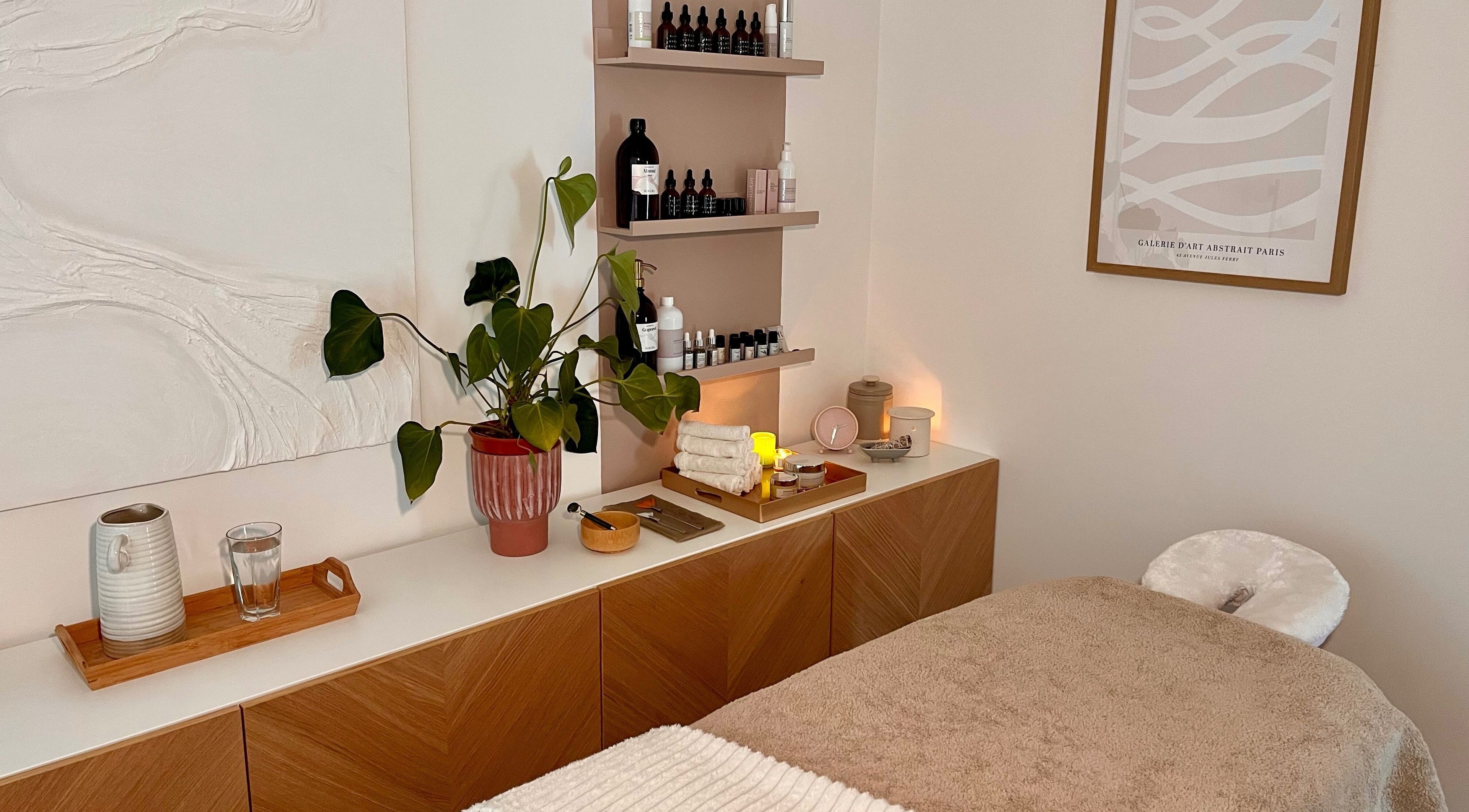 Relaxing massage room at AR Massage Therapy in Leeds, England, GB with cozy decor and wellness products.