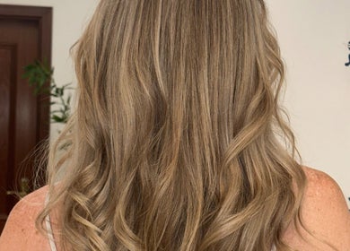 Elegant blonde waves styled at Luxe Hair by Kamal in Lagos, Faro, PT, showcasing premium hair design.