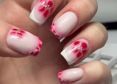 Elegant floral nail art showcasing Keexbeauty's creativity in Newport, Wales, GB.